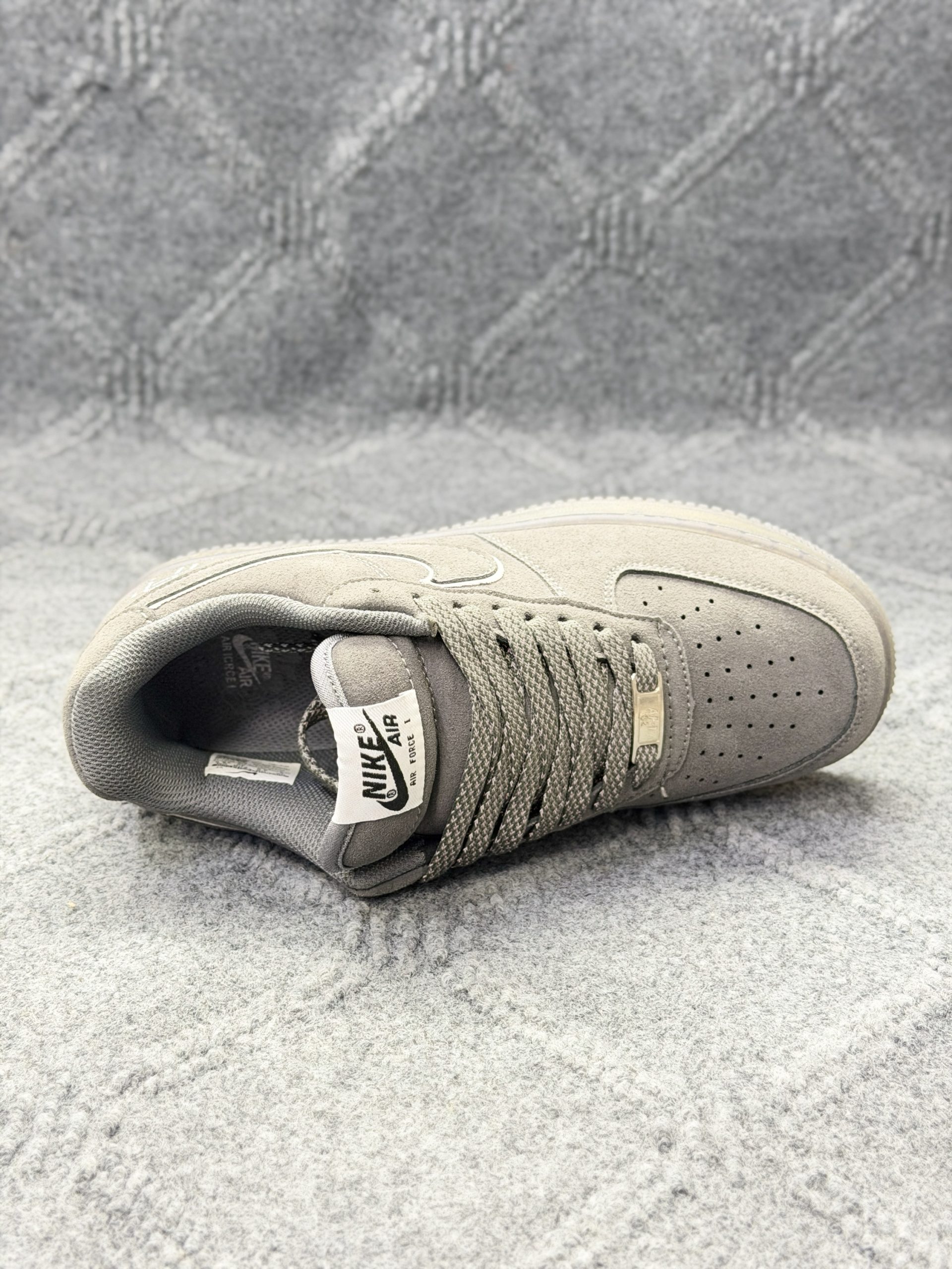 NIKE AIR PORCE
AF 1 (Grade Ome - Image 2