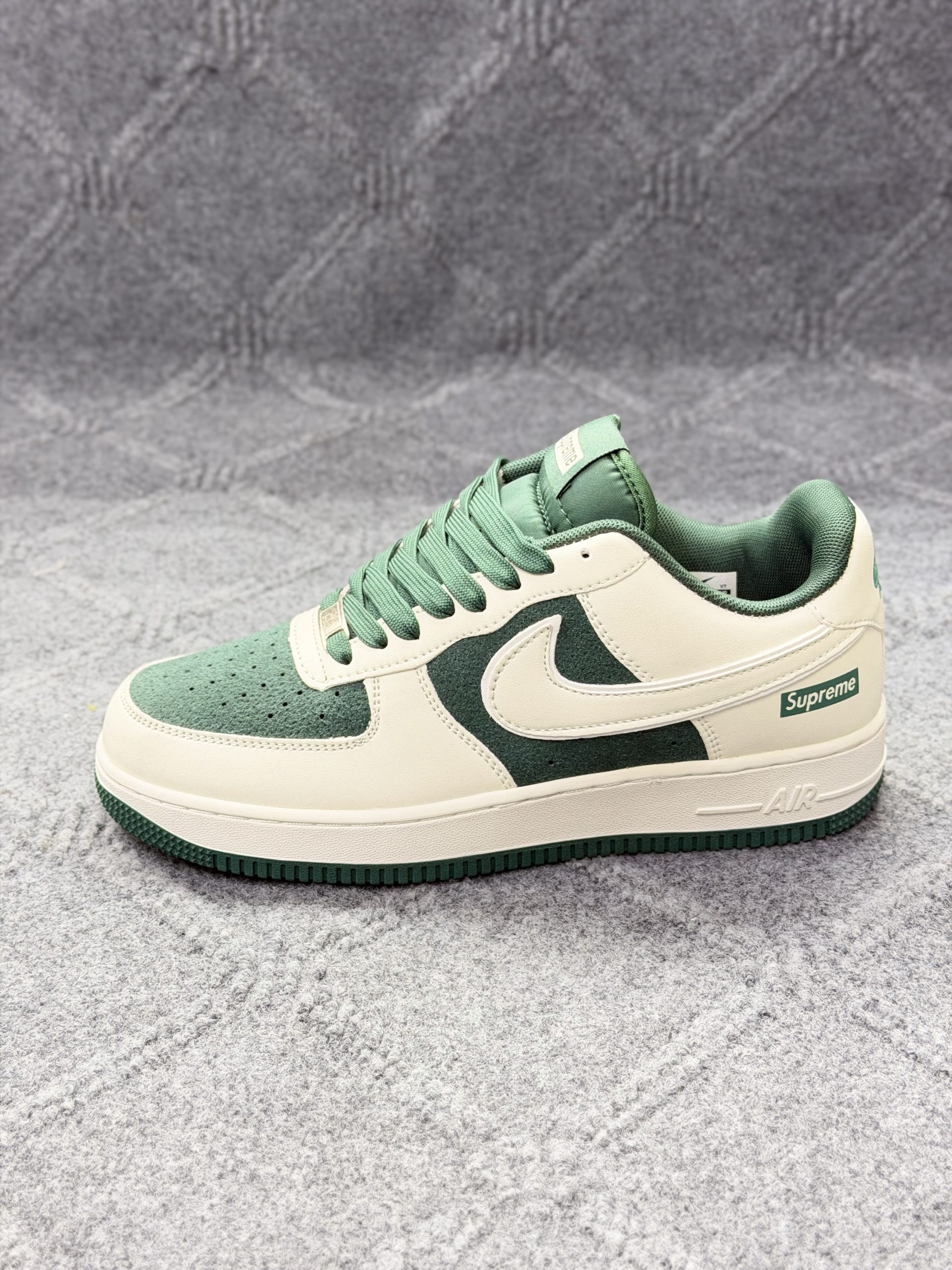 NIKE AIR PORCE
AF 1 (Grade Ome